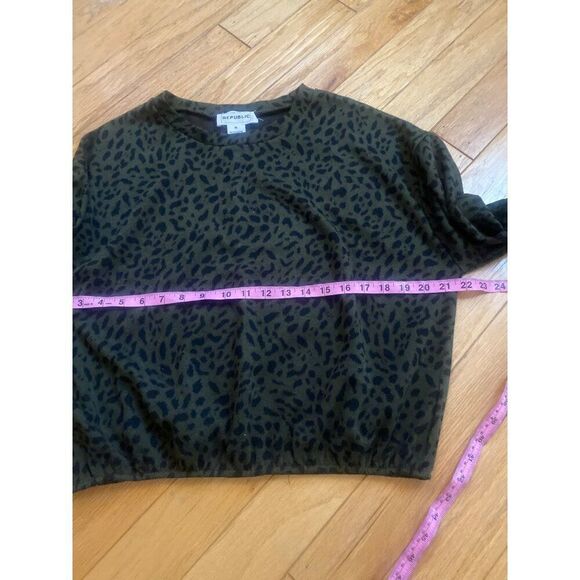 For the Republic Women's Long Sleeve dark green Leopard Print Top Size Medium - Picture 5 of 8
